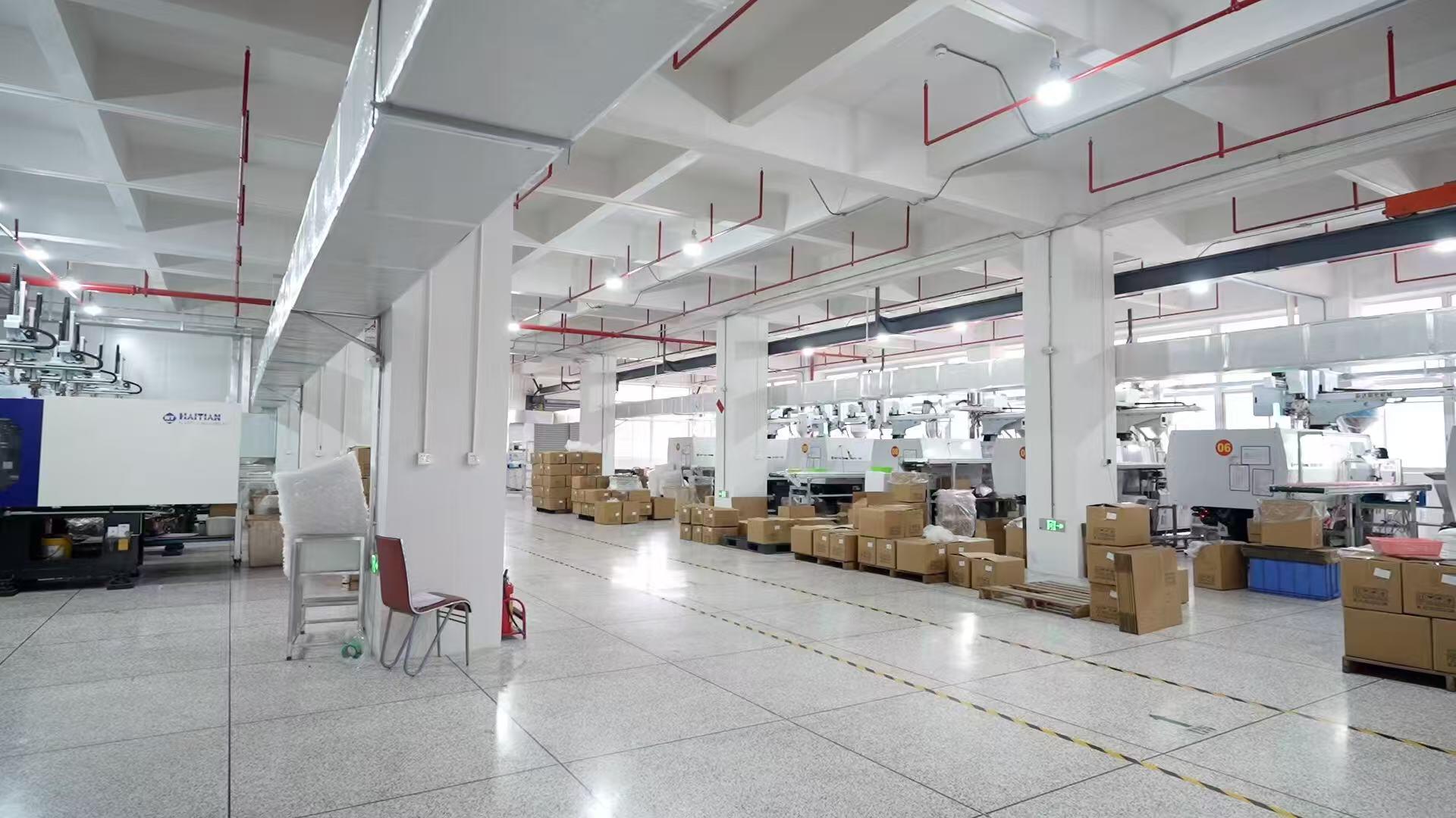 Large-scale factory floor for cosmetic packaging production
